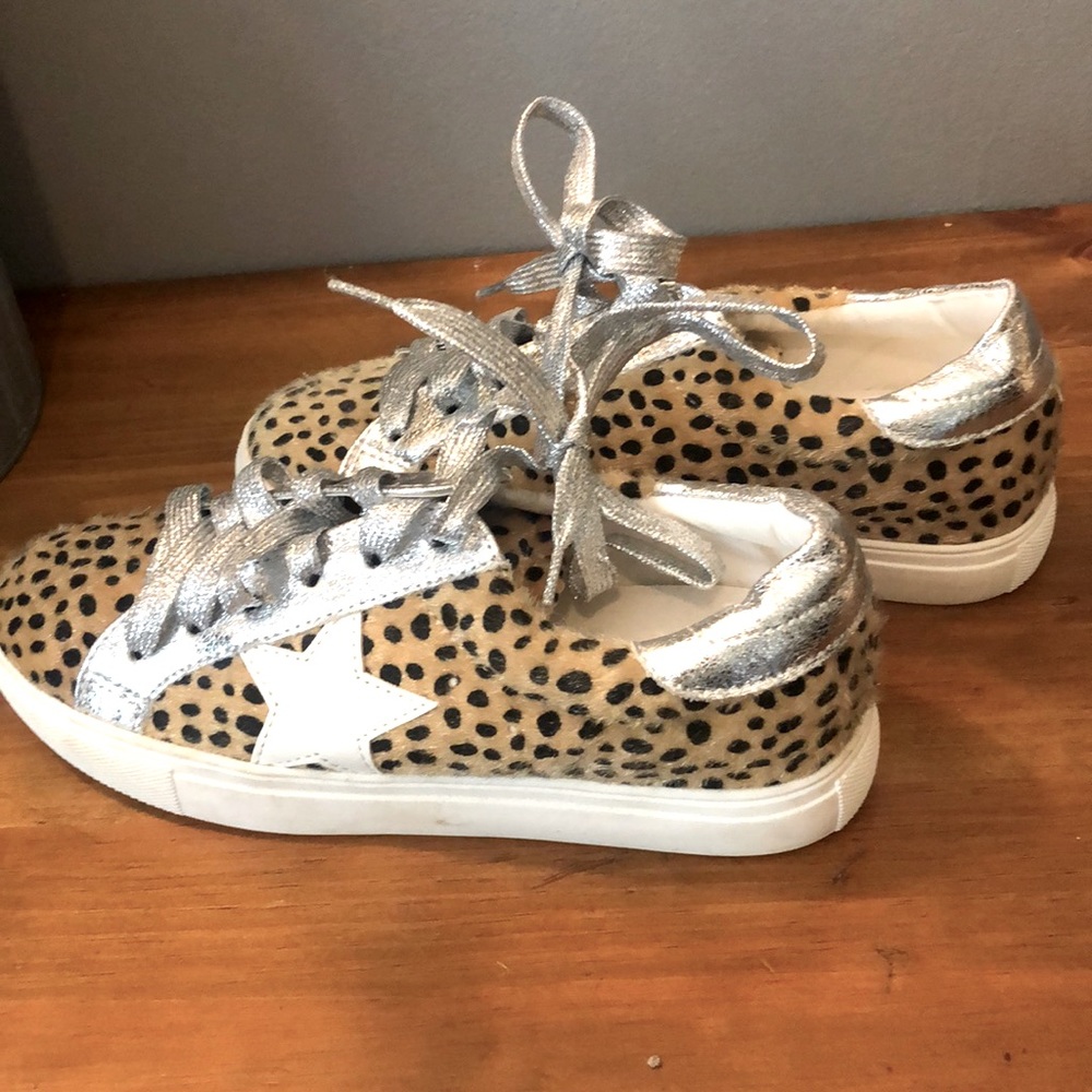 Tennis shoes
